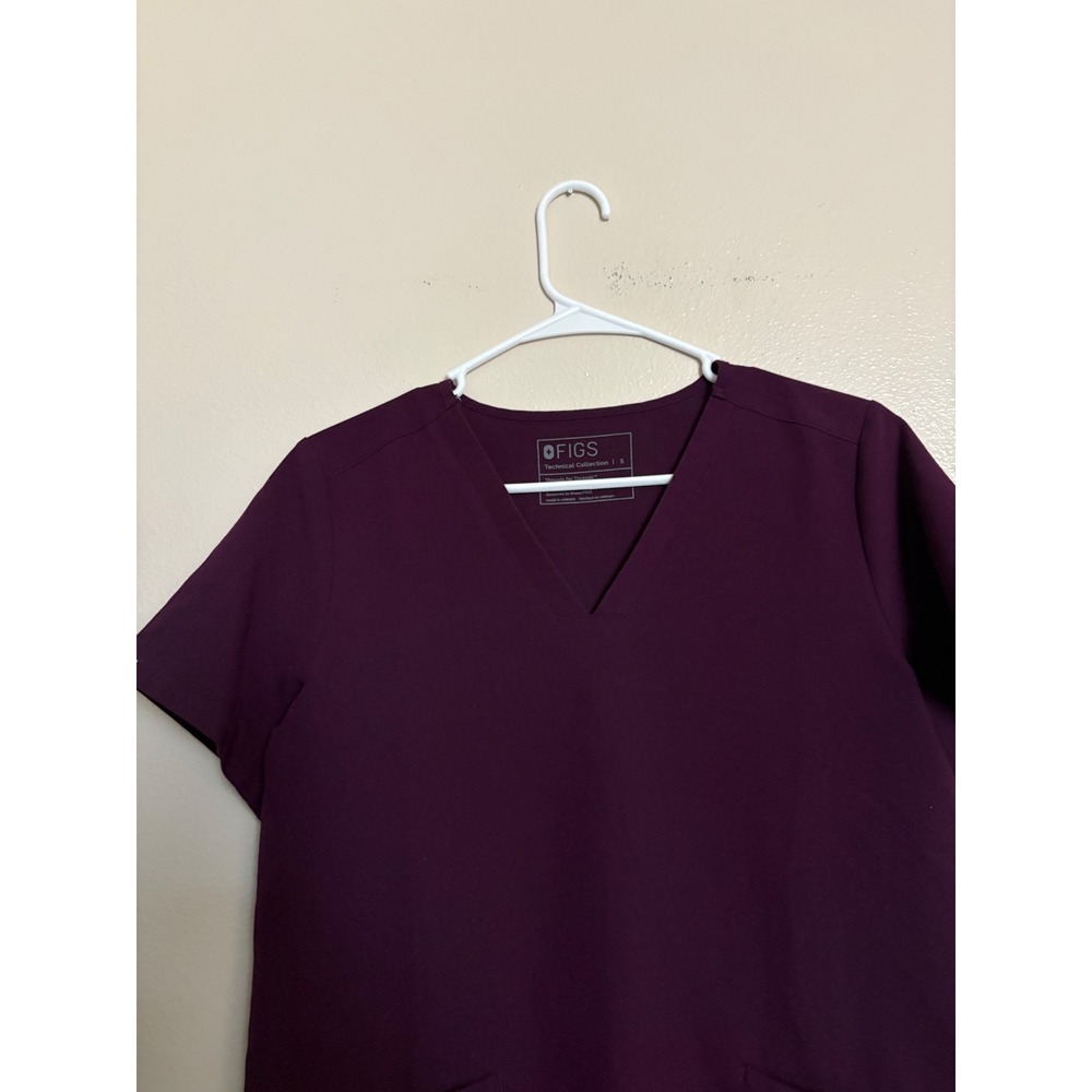 FIGS Technical Collection Womens V-Neck Scrub Casma Top Deep Purple Small FW1100